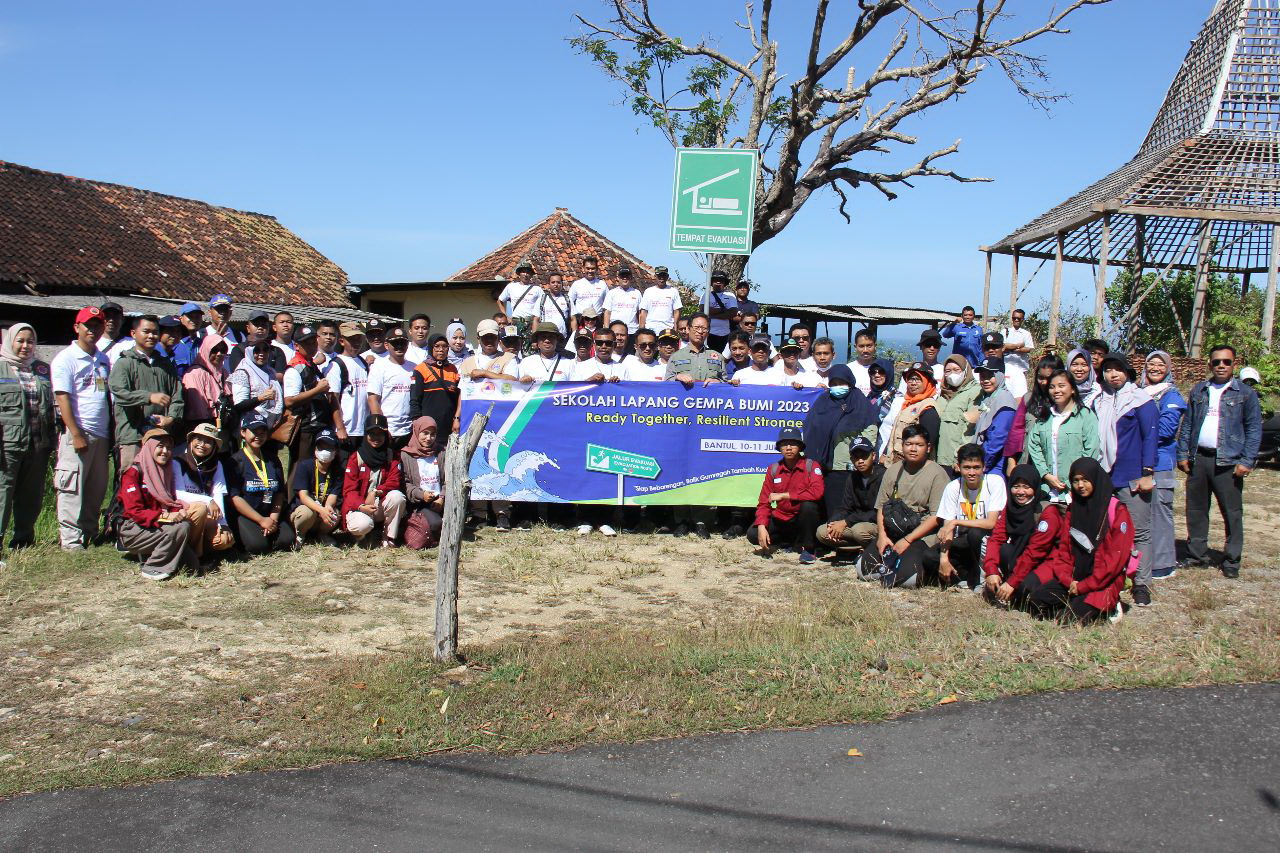 Mahasiswa FISHIPOL UNY Ikuti Sekolah Lapang Gempabumi dan Tsunami (SLG)